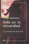 SOLA EN LA OSCURIDAD